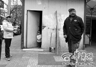 由于没人照看,爸爸妈妈干活时带着两岁多的小韩灵 本报记者 董国梁 摄